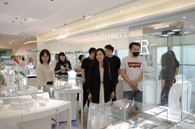 知名女星唐詩詠到訪永富集團，珠寶首飾零售引關注